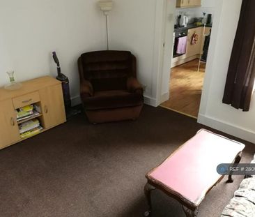 1 bedroom in a flat share to rent - Photo 2