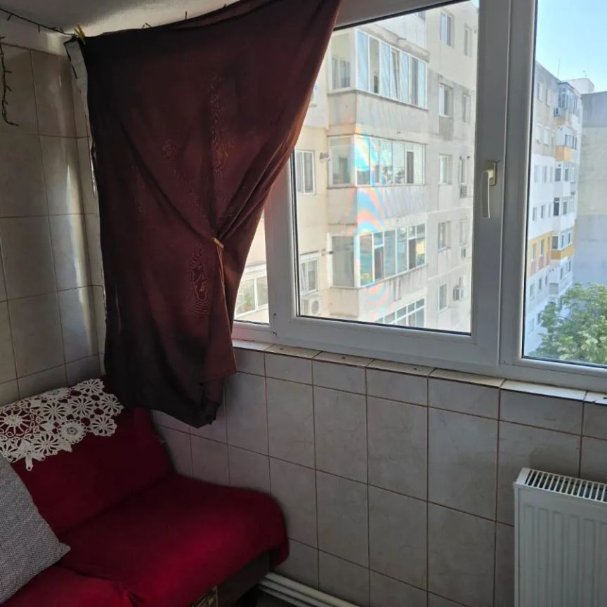 Casa de Cultura apartament cu trei camere mobilat si utilat, centrala pe gaze, termen lung! - Fotografie 1