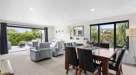 Coastal Luxury Living – Stunning 4 Bedroom Hom... - Photo 5