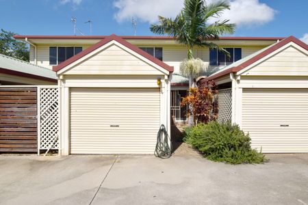 STUNNING MOVE-IN READY HOME IN GLADSTONE CENTRAL - Photo 2