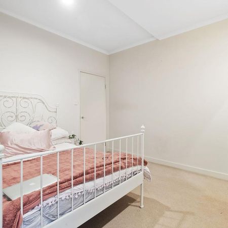 SPACIOUS & CONVENIENT 2X2 APARTMENT - Photo 2