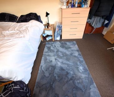 5 bedroom House in Hessle View, Leeds - Photo 1