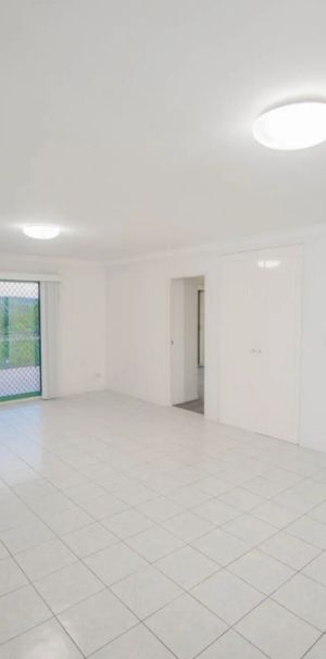 Spacious Top-Floor Apartment with City Glimpses & Two Balconies - Photo 1