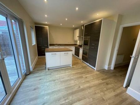 4 bedroom semi-detached house to rent - Photo 2