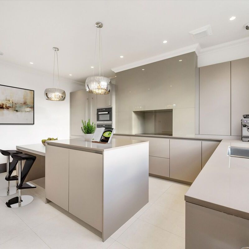 A beautifully presented five bedroom flat to rent in Hans Road, SW3, with a lift and porter. - Photo 1