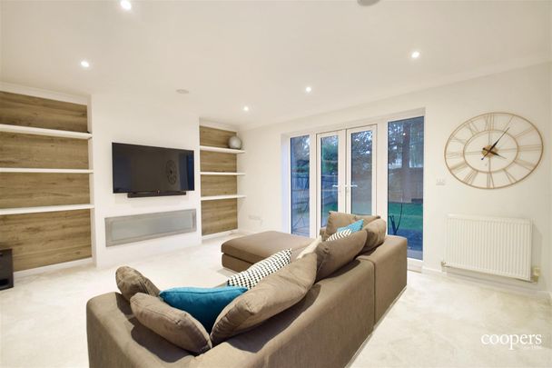 5 bedroom house - detached - Photo 1