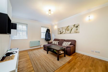 Two bedroom flat-share close to Shoreditch High Street Station - Photo 2