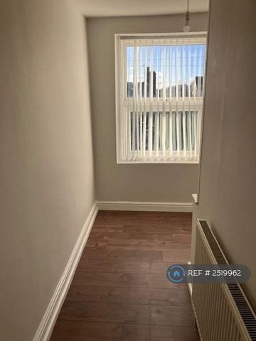 2 bedroom end of terrace house to rent - Photo 2