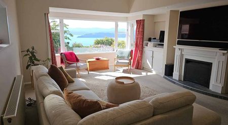 Charming 3 Bedroom Home with Harbour Views - Photo 2