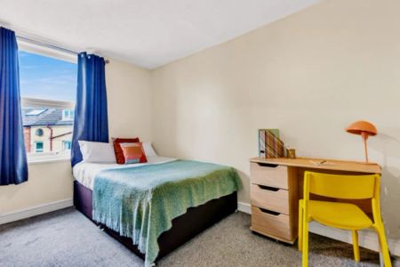 6 Beds 2 Baths - Photo 5