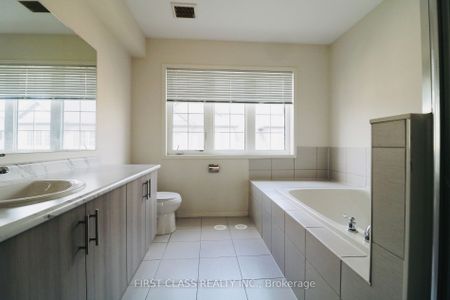 Townhouse For Lease | E8131020 - Photo 4