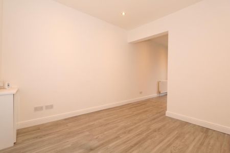 2 bedroom semi-detached house to rent - Photo 4