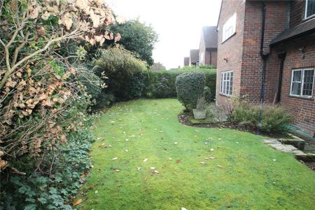 4 bedroom semi-detached house to rent - Photo 4