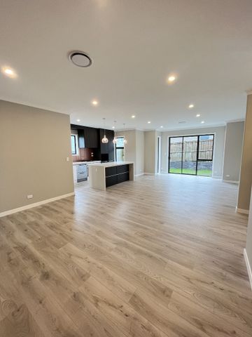 Elegant Living with a Touch of Glamour! - Photo 3