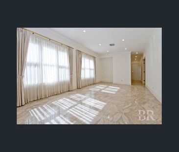 Beautiful 5-Bedroom Home in a fantastic Location! - Photo 1