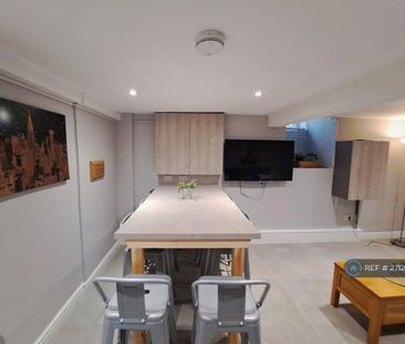 7 bedroom end of terrace house to rent - Photo 1