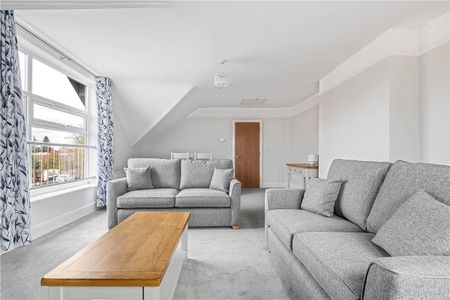 *Includes GAS & ELECTRIC* Spacious and well presented three bedroom recently refurbished top floor apartment in central Summertown and within a short walk to shops and facilities. Close to bus stop with regular bus running into the city centre. - Photo 4