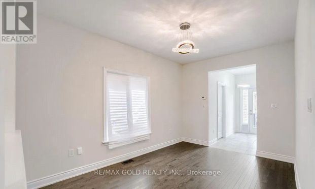 174 SUTHERLAND AVENUE - Photo 1