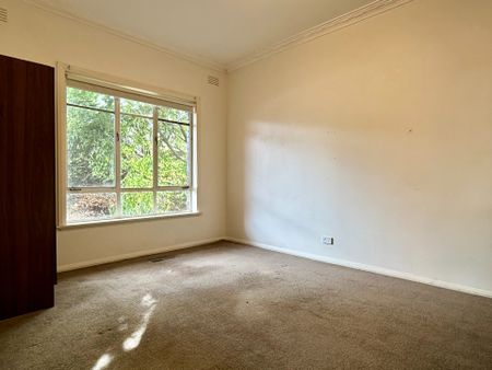 Spacious 3-Bedroom Family Home with Generous Outdoor Space - Photo 5