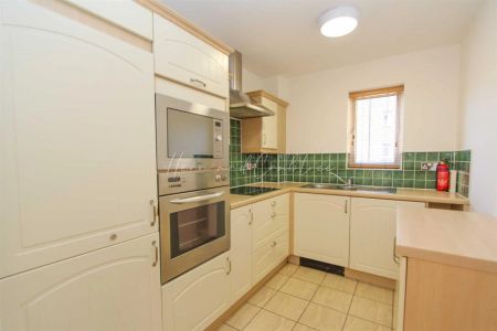 2 Bedroom Apartment - Purpose Built - Photo 2