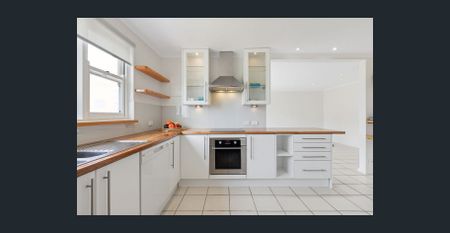 Modern Beachside Apartment in Prime Newport Location - Photo 2