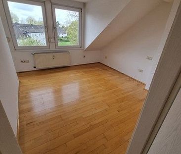 Tolle Dachgeschosswohnung mir großem Wohnraum und Parkettboden - Foto 3