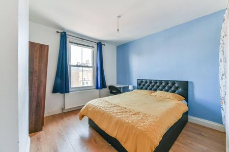 4 bedroom semi-detached house to rent - Photo 4