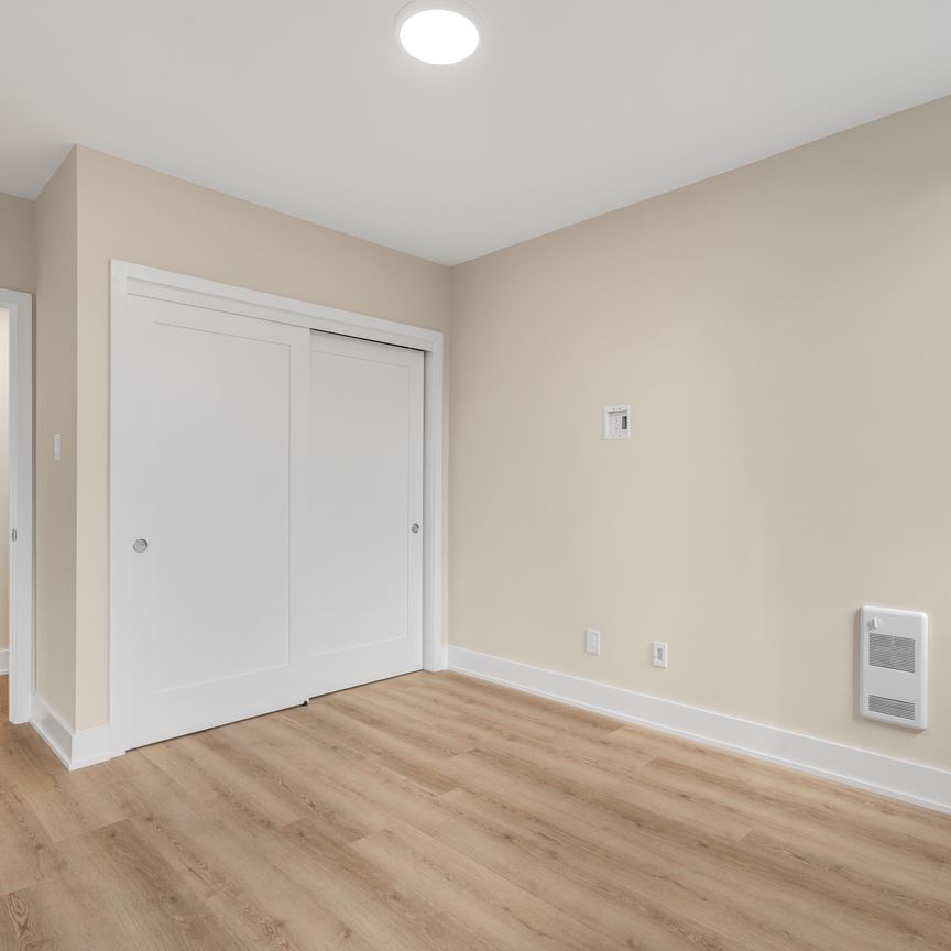 352 Lyon Street North - Photo 1