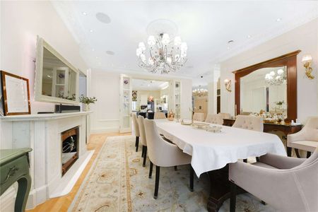 Spacious five bedroom apartment in this renowned period mansion building with concierge service. - Photo 4