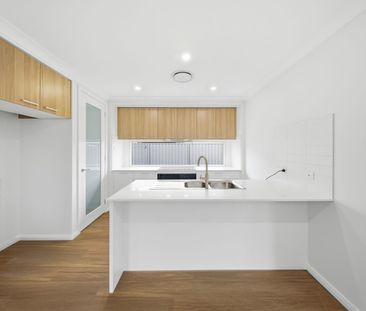 Move in Ready - Ducted Air Con, 2 Large Living Areas, Double Garage... - Photo 4