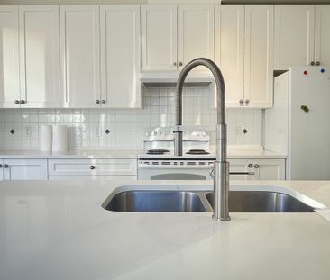 White Rock Beautifully Renovated 2br + den, South-East Facing Condo! - Photo 1