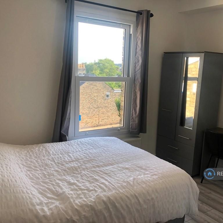 1 bedroom in a flat share to rent - Photo 1