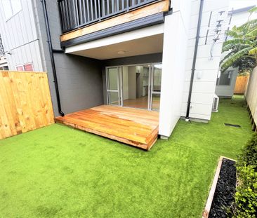 Modern Corner Ground Level Two-Bedroom, One Bathroom Apartment - Photo 6