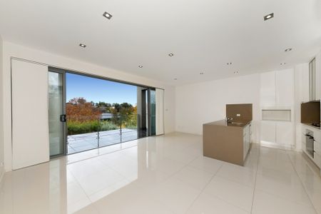 Modern 2 Bedroom Apartment In Sought-After Campbell Location - Photo 3