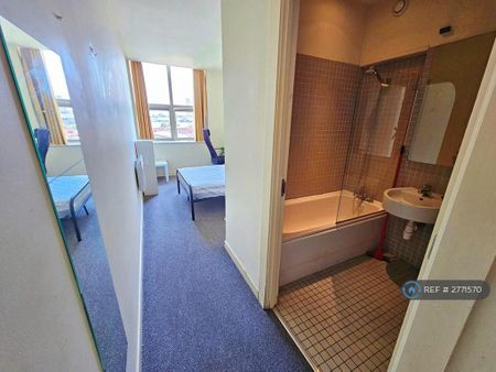 2 bedroom flat to rent - Photo 2