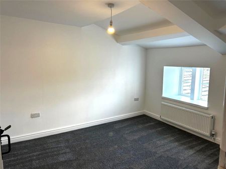 *UNEXPECTEDLY BACK AVAILABLE TO LET* Available now, Ouzelwell Hall Farm Cottage is a recently refurbished, two bedroomed semi-detached character cottage situated in a semi-rural location within the popular town of Dewsbury. - Photo 4