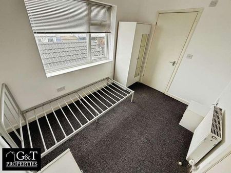 Maypole Hill, Halesowen, B63 - Photo 2