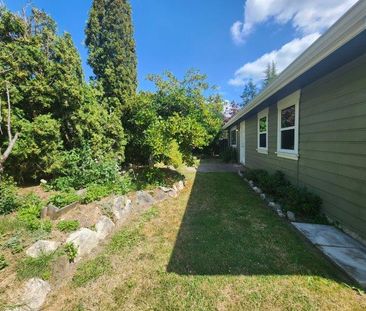 Beautiful Three Bedroom Rancher in Langley with Large Yard - Photo 5