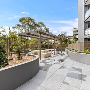 Stunning as new apartment with state of the art finishes - Photo 2