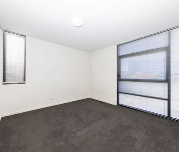 Spacious Three-Bedroom Living in the Heart of Footscray! - Photo 6
