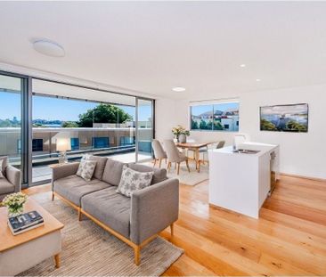 Architecturally Designed North-Facing Penthouse with Panoramic City... - Photo 1