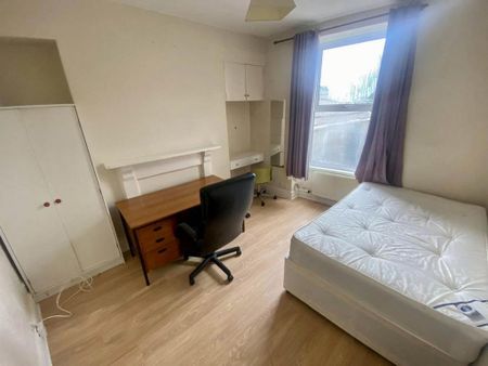 3 bedroom flat to rent - Photo 3