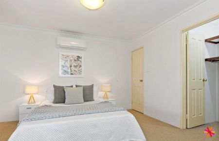 THREE BEDROOM ONE BATHROOM VILLA IN EAST VIC PARK! - Photo 3