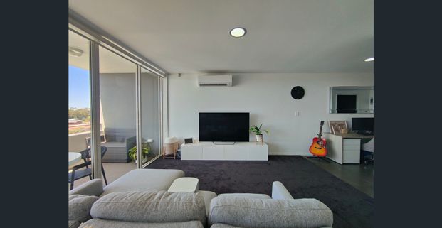 Modern Apartment with Ocean Views & Unbeatable Location - Photo 1