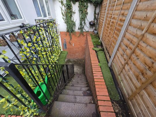 2 Bed Flat, Basement Clarence Road, E5 - Photo 1