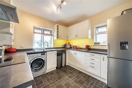 2 Bedroom Flat / Apartment - Chawton Park Road, Alton - Photo 3