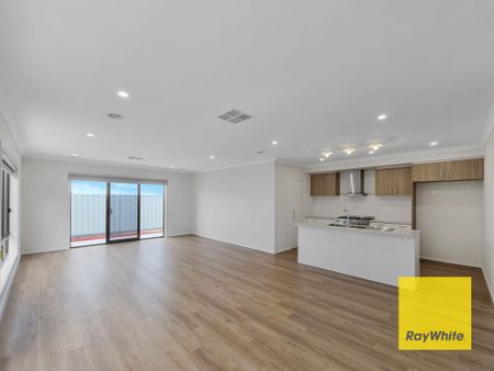 Breathtaking 4-Bedroom Family Residence! - Photo 4