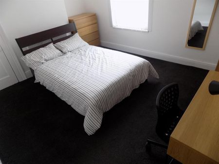 2 bedroom Flat To Let - Photo 4