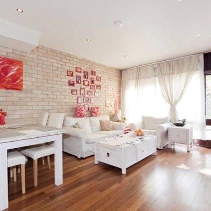 Perfect location- Don't miss out on making this home yours! - Photo 1