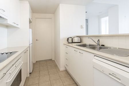 ELAN | Sunny, Spacious & Sophisticated One Bedroom with parking - Photo 3